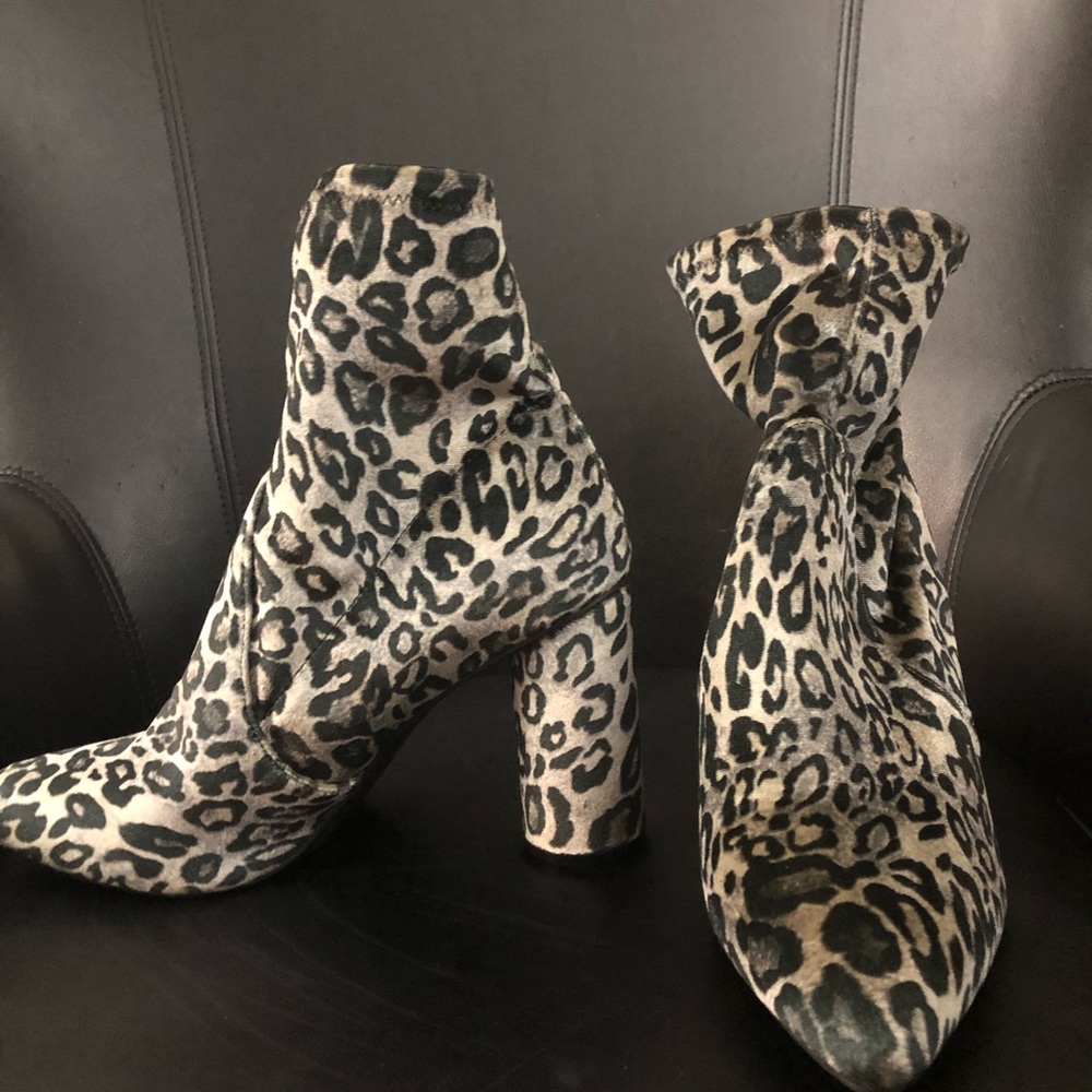 Beautiful velvet heels size 12